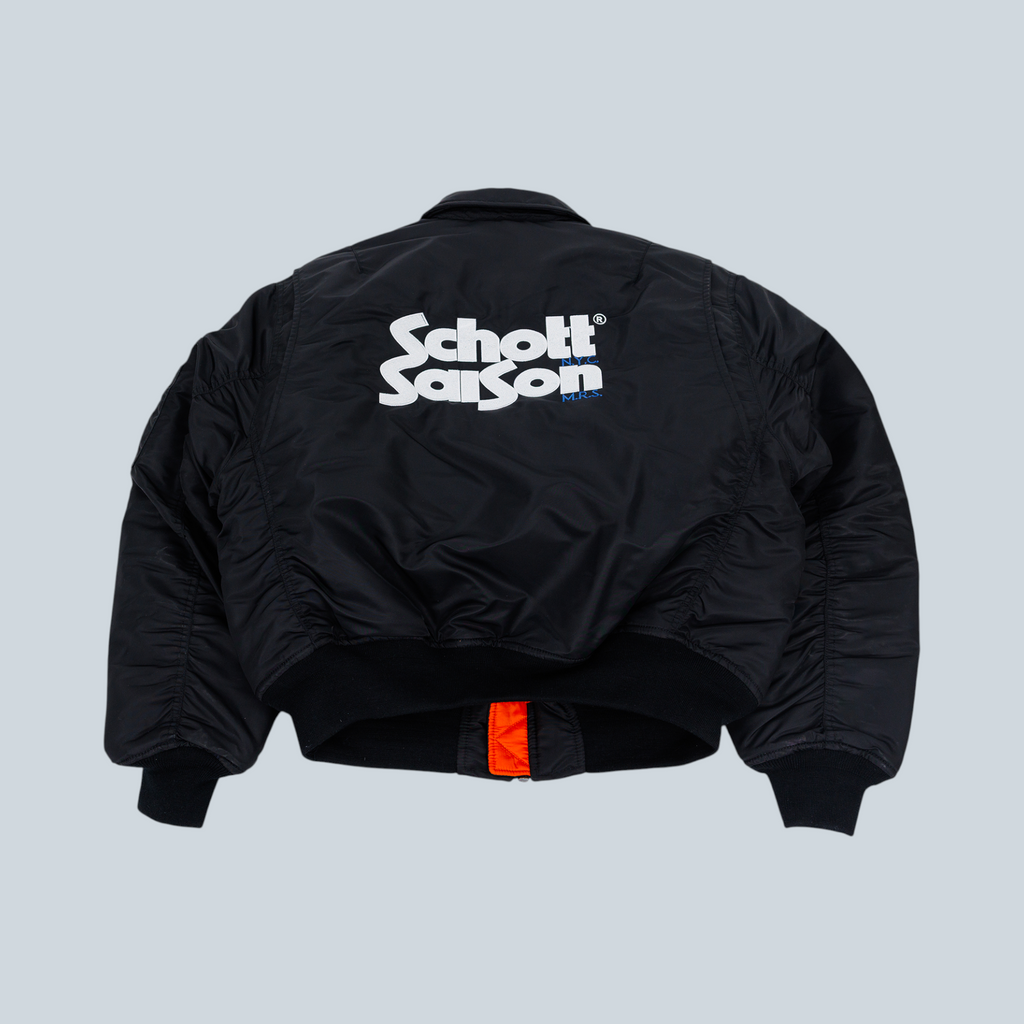 Veste bomber Saison x Schott noire avec logo blanc au dos, col et poignets côtelés, style années 90