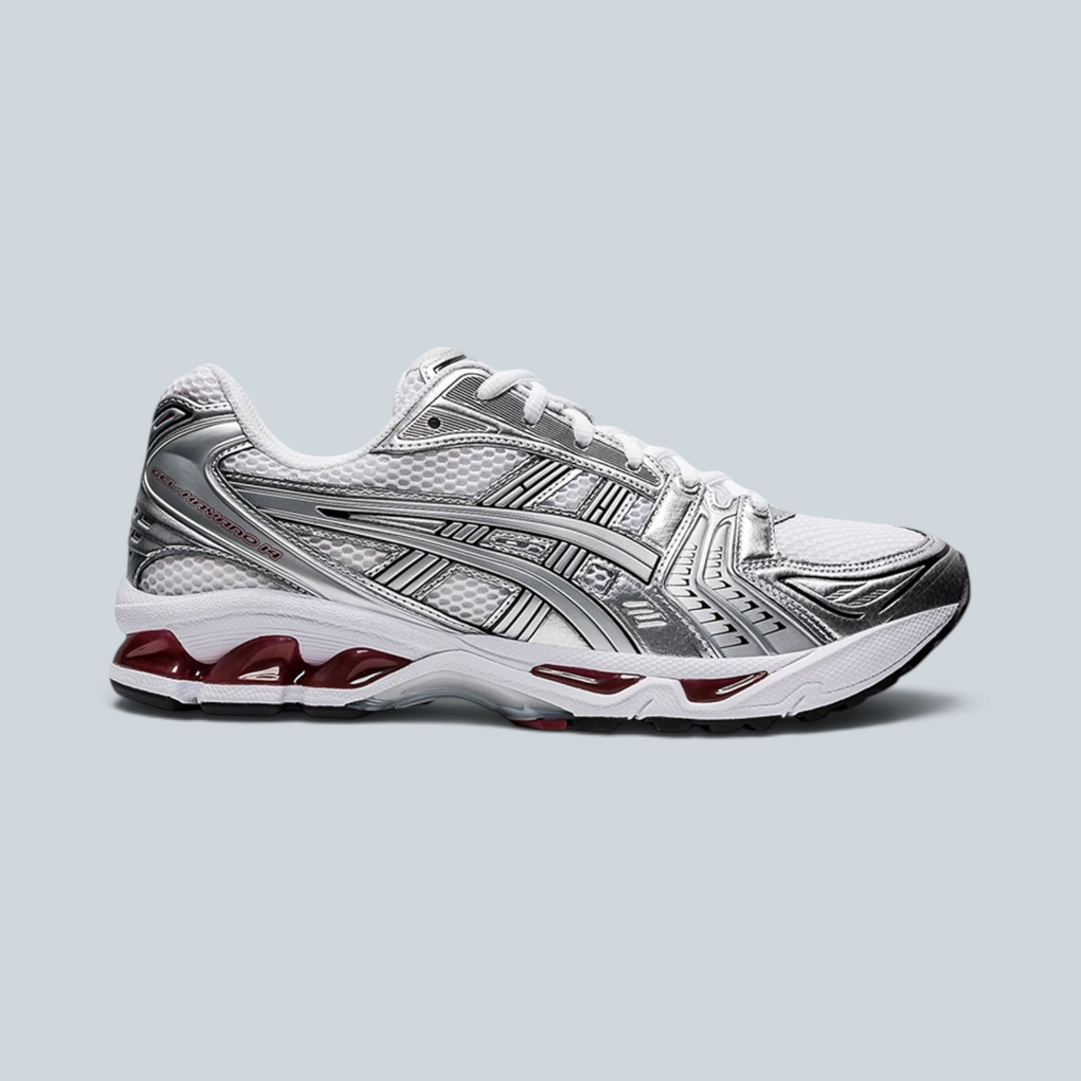 Baskets Saison Asics Kayano 14 blanches et argentées avec détails métalliques et semelle amortissante