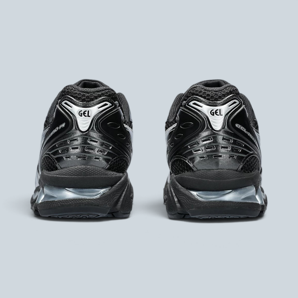 Vue arrière des baskets Saison Asics Gel Kayano 14 noires et argentées avec détails techniques et logo Gel