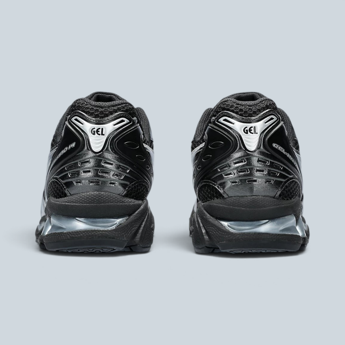 Vue arrière des baskets Saison Asics Gel Kayano 14 noires et argentées avec détails techniques et logo Gel