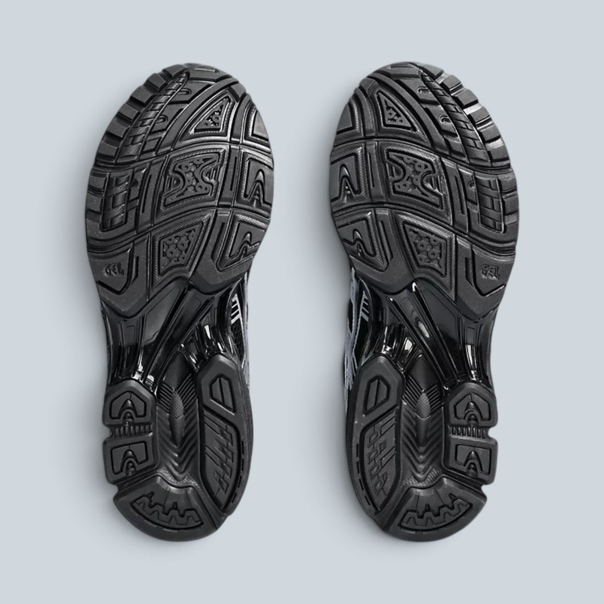 Vue de dessous des semelles noires des baskets Asics Gel Kayano 14 chez Saison, montrant le motif de traction