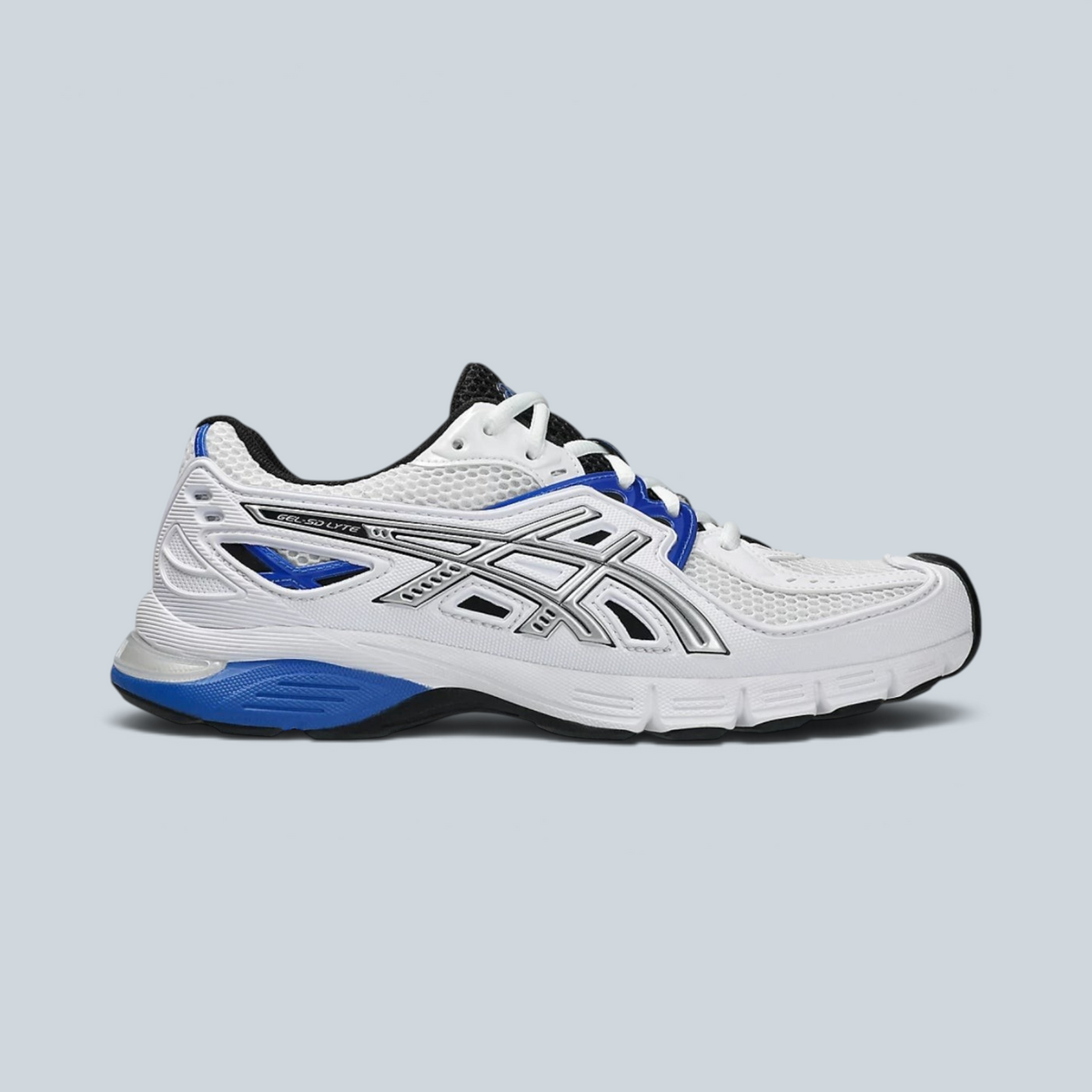 Baskets Saison Asics Gel SD Lyte blanches, noires et bleues avec détails en mesh et logo latéral argenté