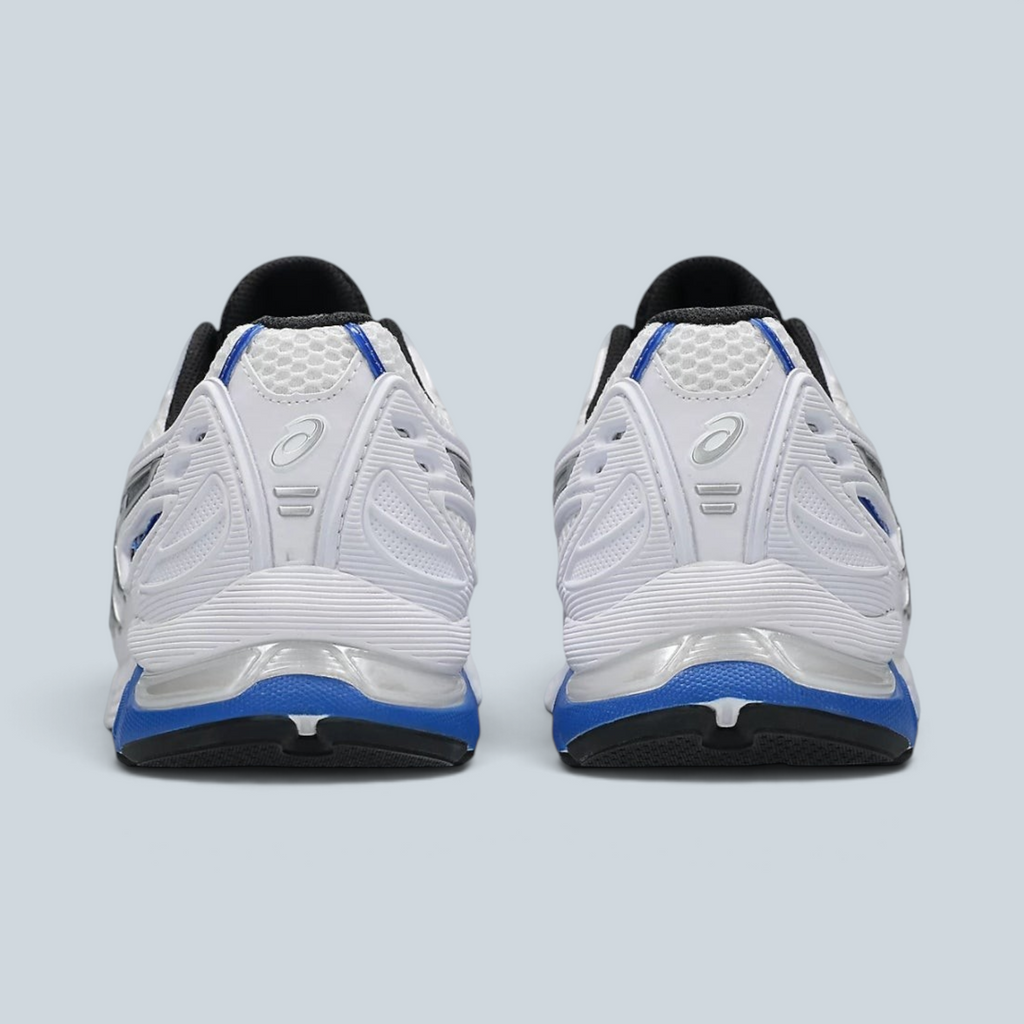 Vue arrière des baskets Asics Gel SD Lyte blanches et noires avec détails bleus de la boutique Saison