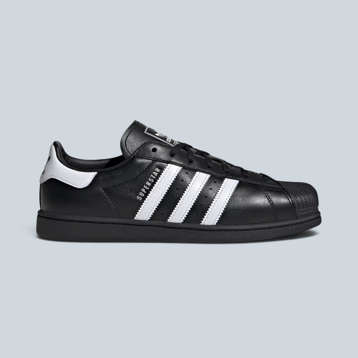 Baskets Adidas Superstar SQ noires et blanches en cuir avec les trois bandes emblématiques et bout renforcé Saison