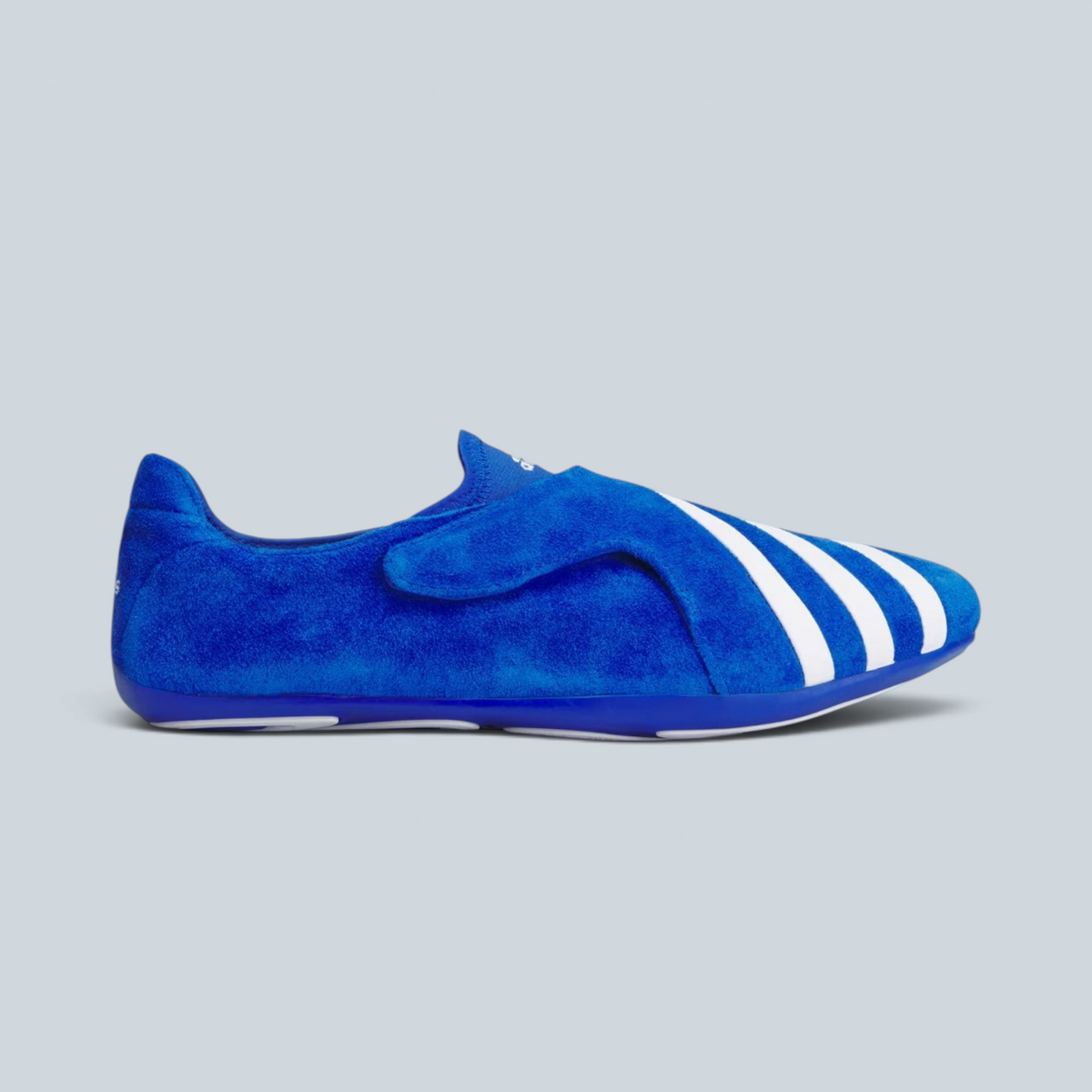 Baskets Saison Adidas x Pharrell Vario Flat Earther en daim bleu avec trois bandes blanches emblématiques
