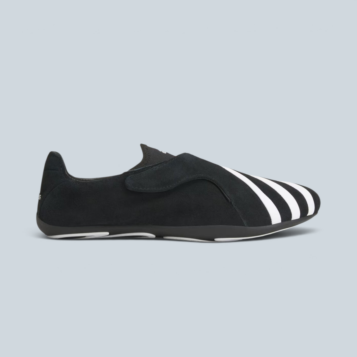 Baskets Adidas x Pharrell Vario Flat Earther noires en daim avec bandes blanches emblématiques, vue latérale Saison