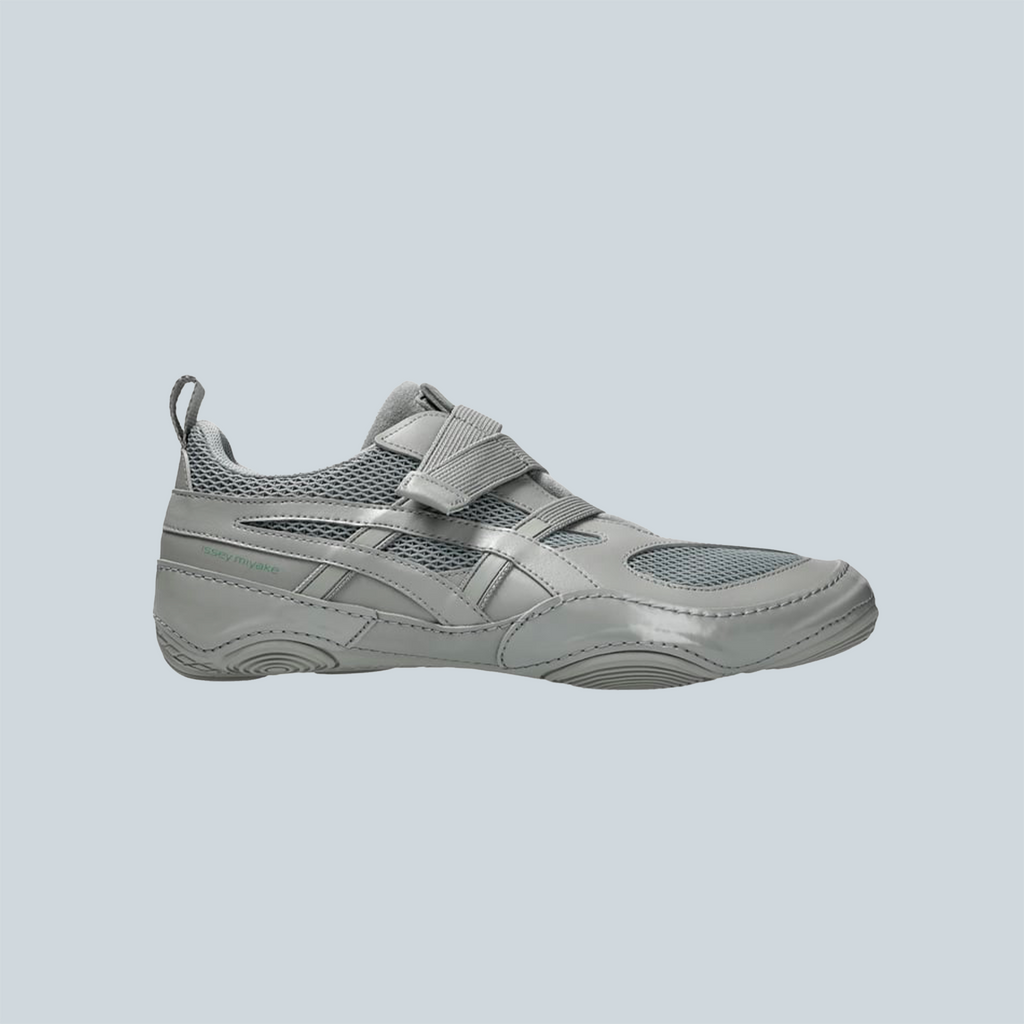 Basket ASICS x ISSEY MIYAKE Hyper Taping coloris Smoke Grey vue de profil