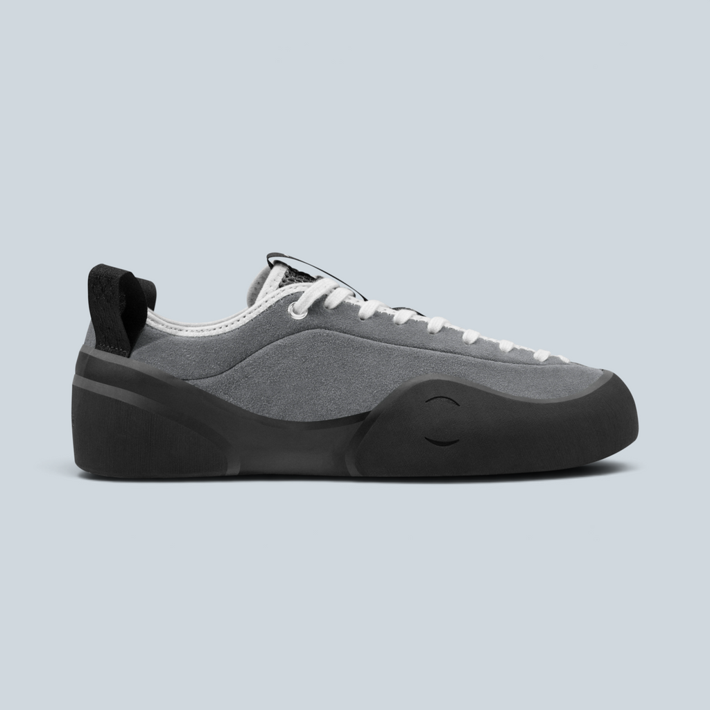 Sneaker basse Saison 1PM en cuir suédé gris avec semelle noire et lacets blancs