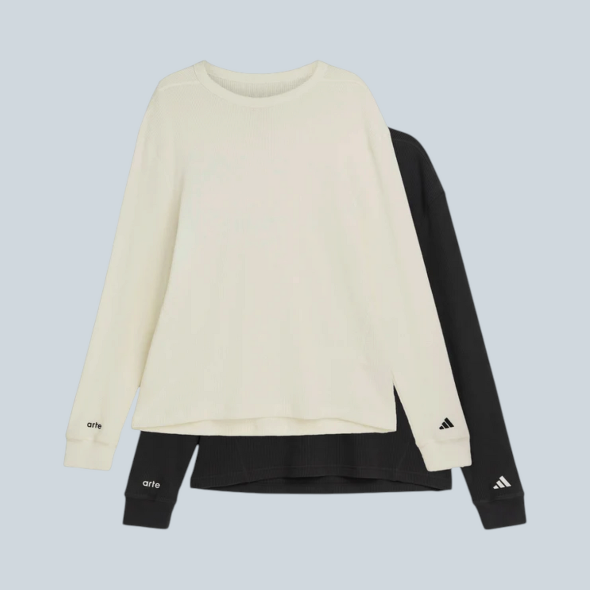 Hauts à col tunisien Saison adidas x Arte Antwerp en maille jersey, coloris noir et blanc cassé avec logos brodés.
