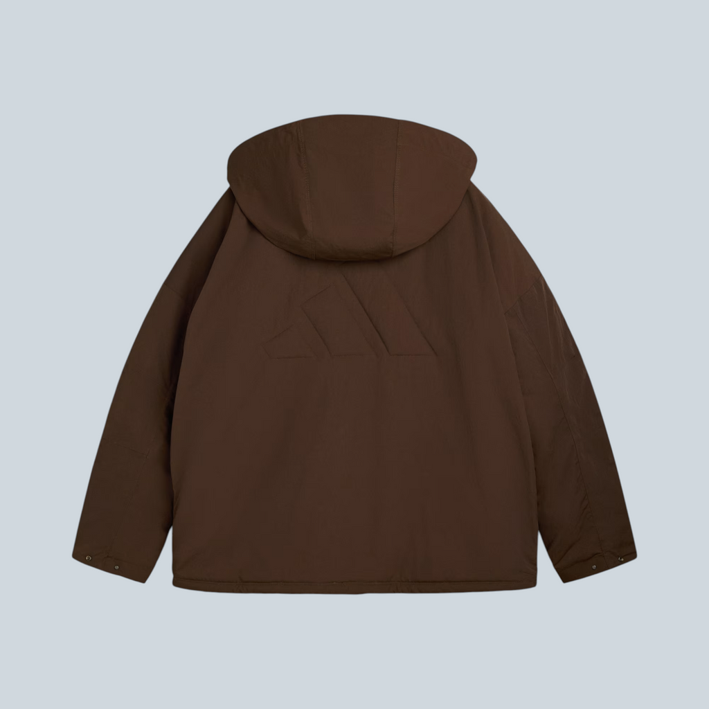 Vue arrière du manteau puffer Saison adidas x Arte couleur marron dust cargo avec capuche et logo embossé
