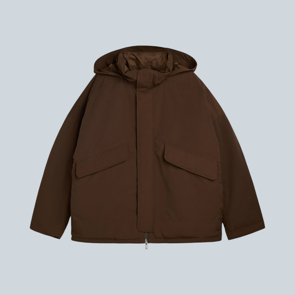 Manteau puffer Saison adidas x Arte couleur marron dust cargo avec capuche et grandes poches avant