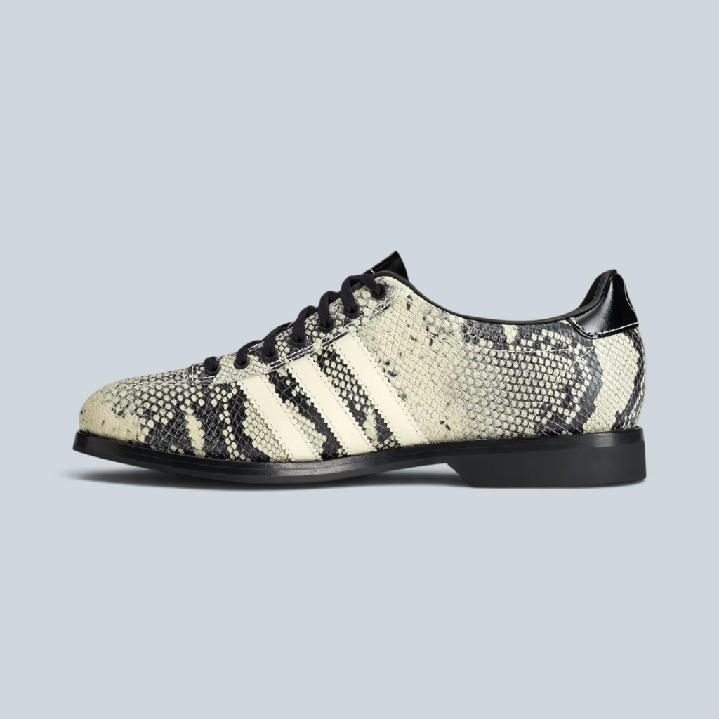 Chaussure de bowling Saison x adidas en cuir effet serpent crème et noir avec trois bandes latérales
