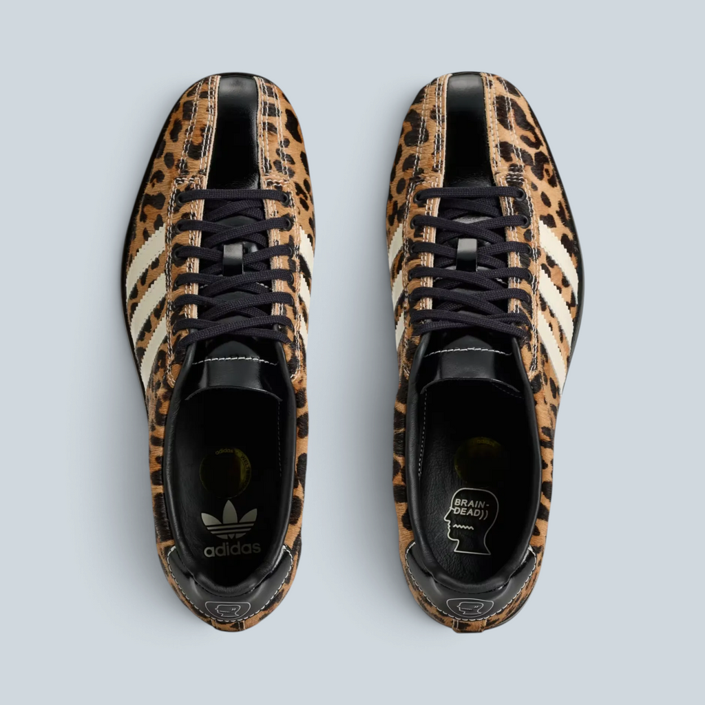 Chaussures de bowling Saison adidas x Brain Dead en cuir imprimé léopard avec détails noirs et blancs