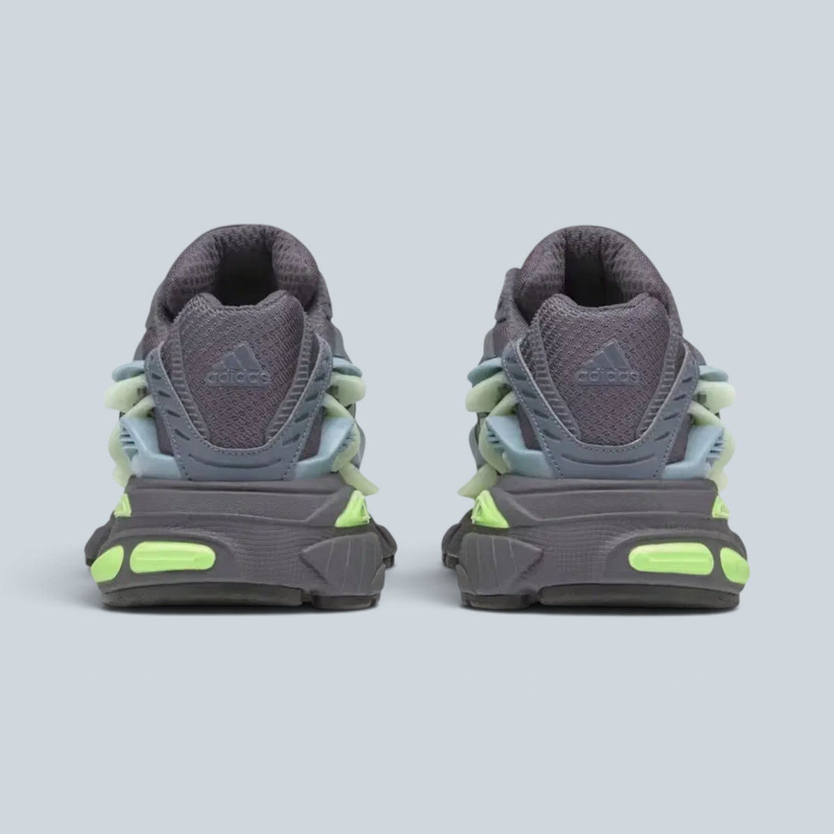 Vue arrière des baskets Saison Adidas Jellyfish en gris onix, bleu aurora et noir avec détails vert néon