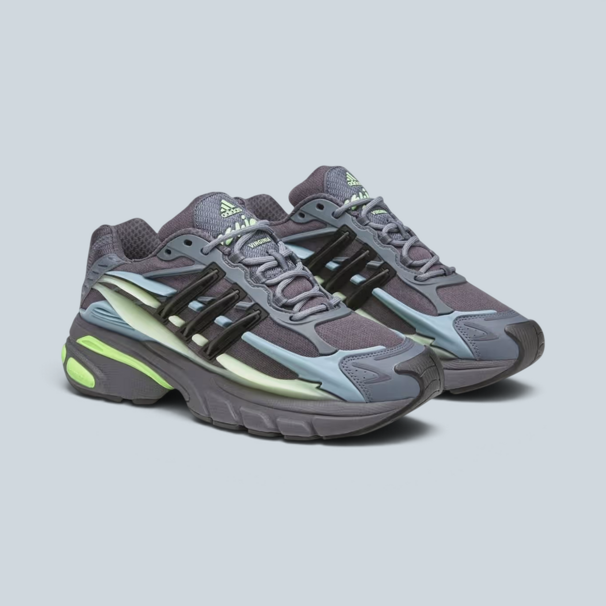 Baskets Saison Adidas Jellyfish Pharrell Williams en gris onix et noir avec détails vert aurora et semelle en gomme