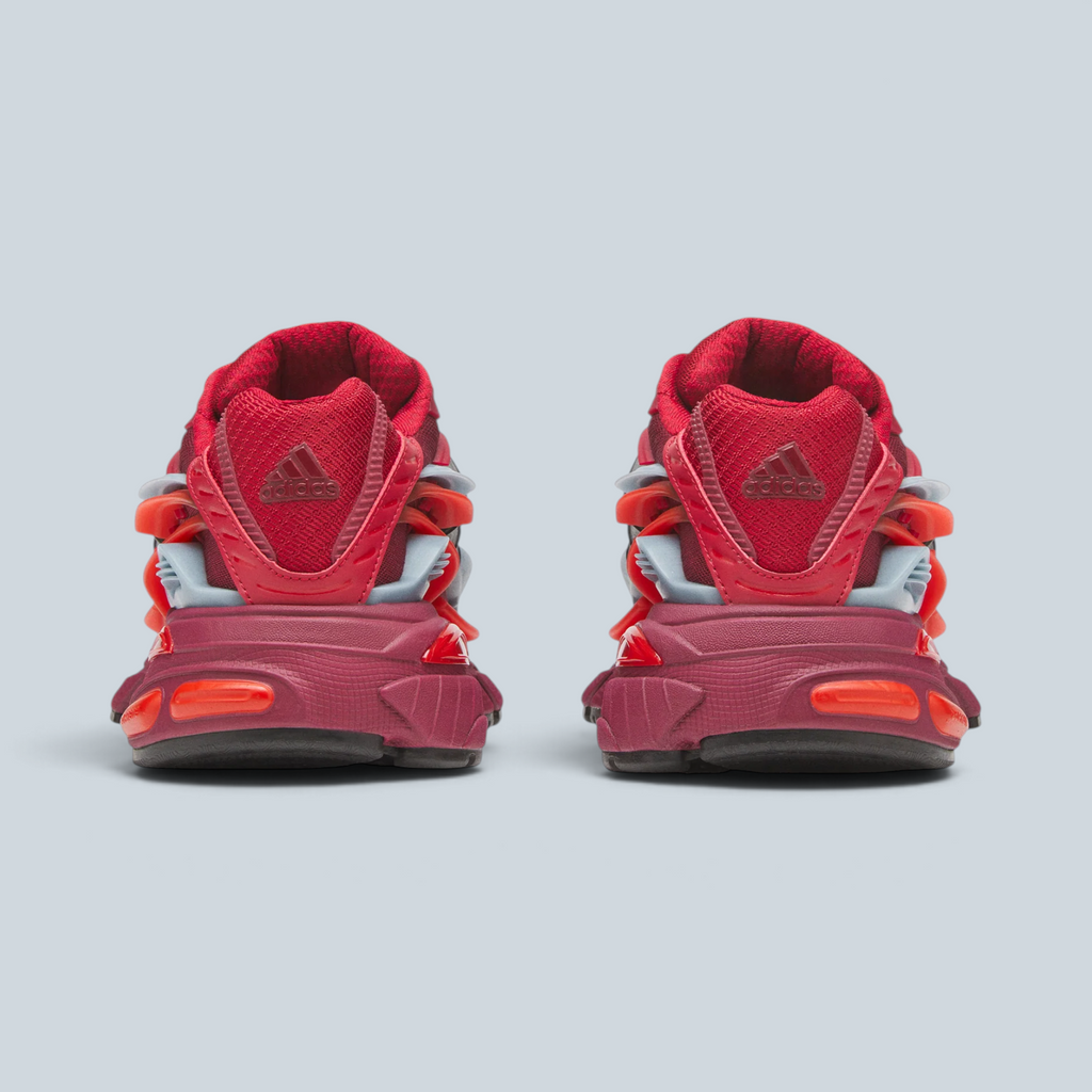 Vue arrière des baskets Saison Adidas Jellyfish rouges et noires avec détails texturés et semelle en caoutchouc