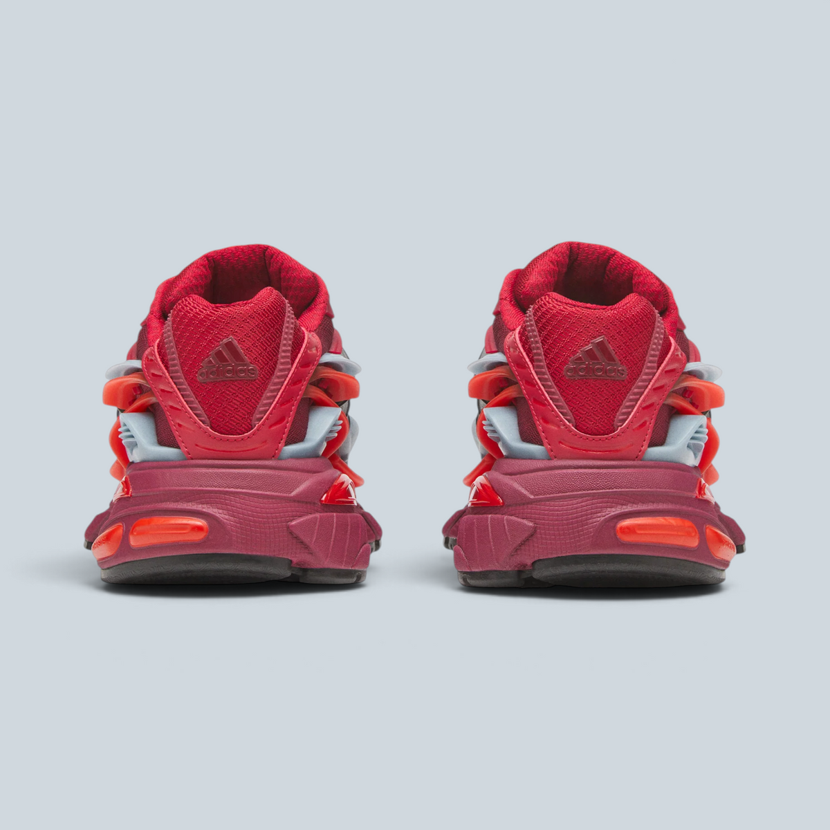 Vue arrière des baskets Saison Adidas Jellyfish rouges et noires avec détails texturés et semelle en caoutchouc