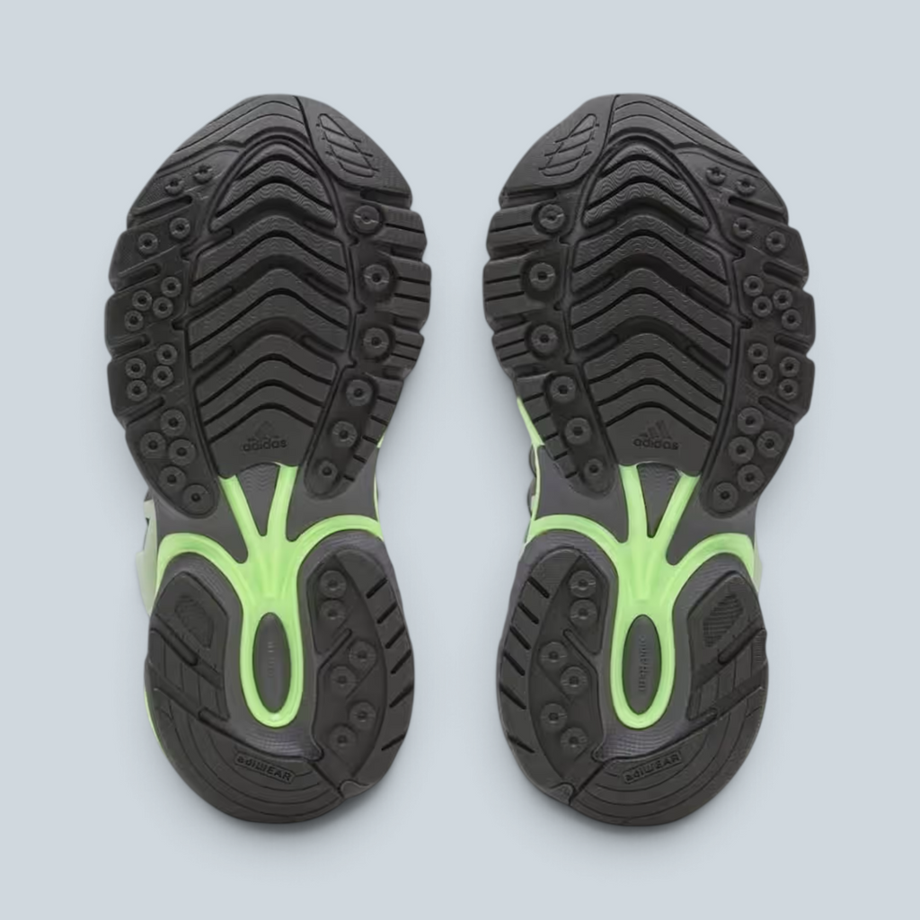 Semelles en caoutchouc noir et vert néon des baskets Saison Adidas Jellyfish Adistar avec motif cranté