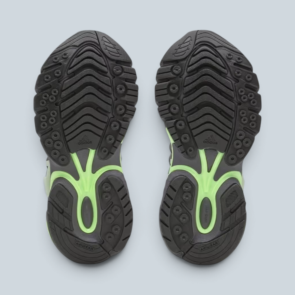 Semelles en caoutchouc noir et vert néon des baskets Saison Adidas Jellyfish Adistar avec motif cranté
