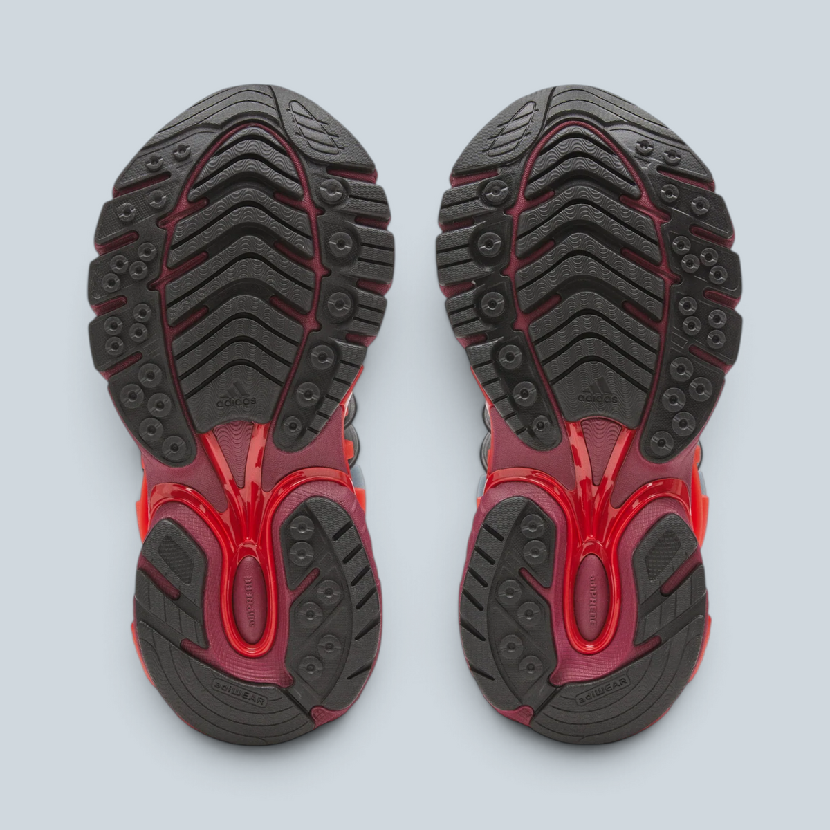 Semelle extérieure en caoutchouc noir et rouge des baskets Saison Adidas Jellyfish Pharrell Williams