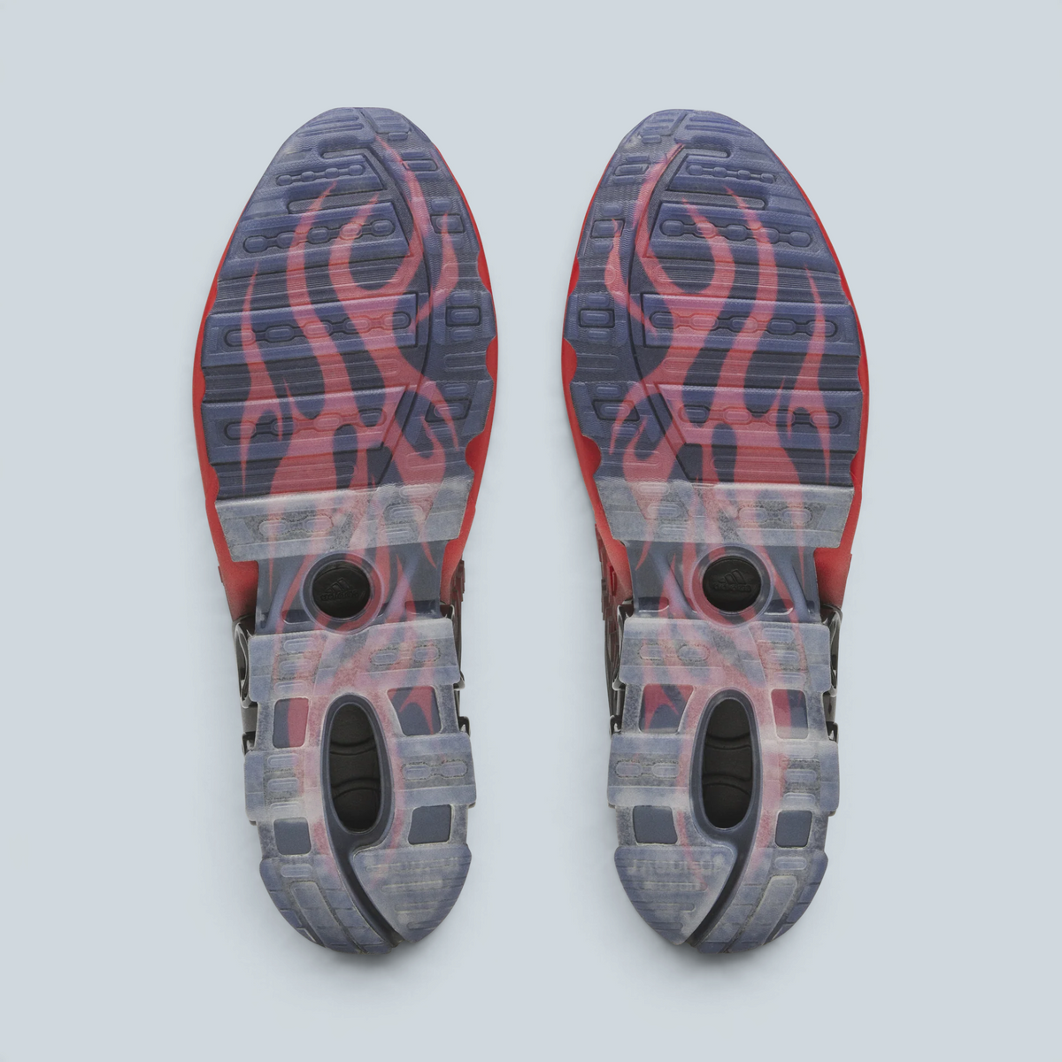 Semelles extérieures en caoutchouc rouge et noir des baskets Saison adidas Originals Megaride S avec motif flammes