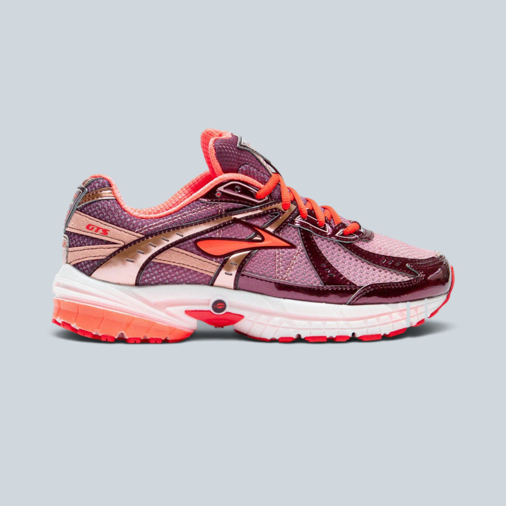 Baskets Saison AFEW x Brooks Adrenaline GTS 10 en mesh bordeaux, cuir verni et détails corail métallisé