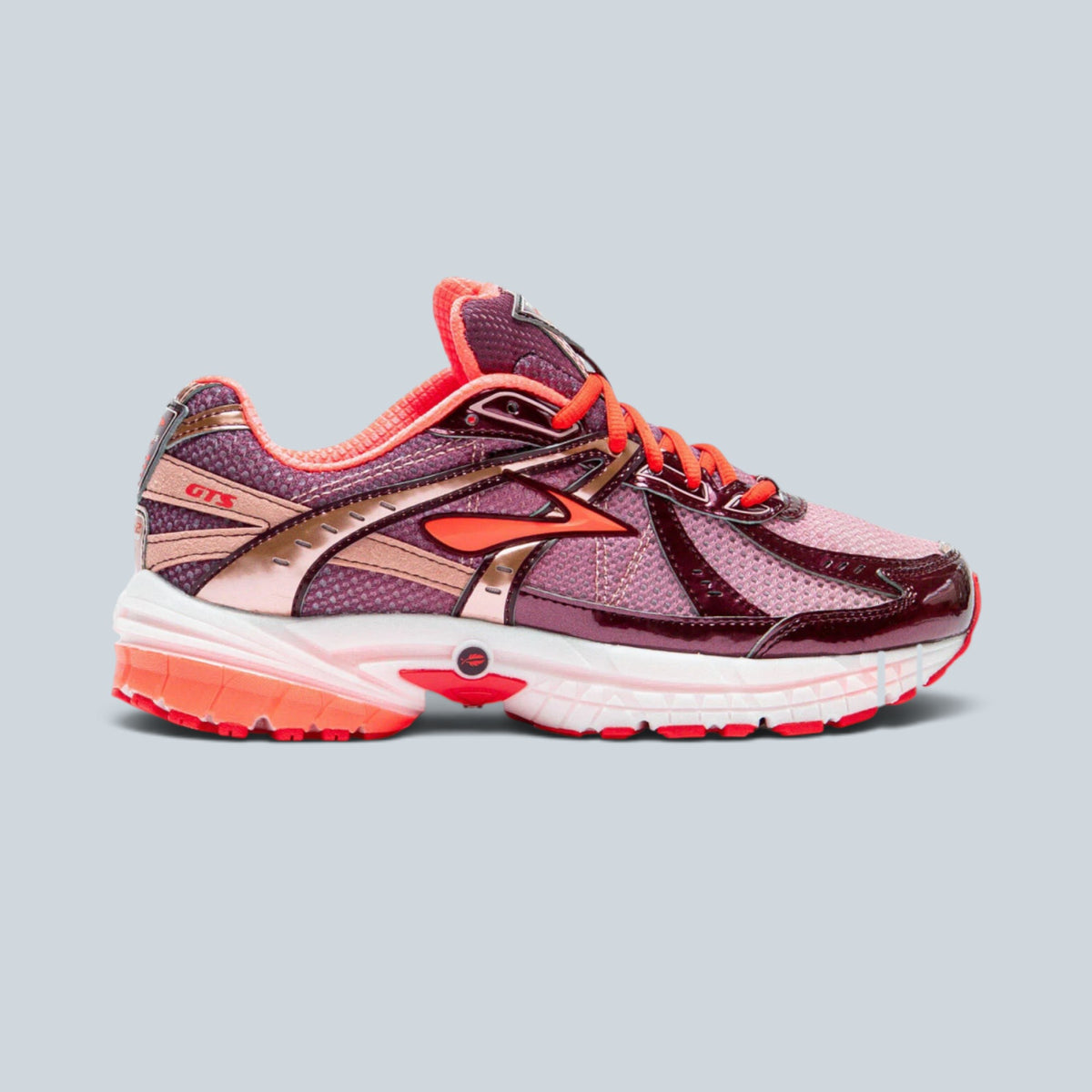 Baskets Saison AFEW x Brooks Adrenaline GTS 10 en mesh bordeaux, cuir verni et détails corail métallisé