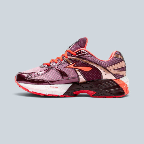 Baskets Saison AFEW x Brooks Adrenaline GTS 10 en mesh bordeaux, cuir verni et détails corail fluo