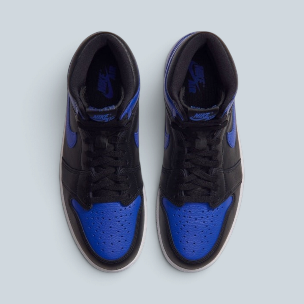Vue de dessus des baskets Saison Air Jordan 1 High OG en cuir noir et bleu Game Royal avec semelle blanche