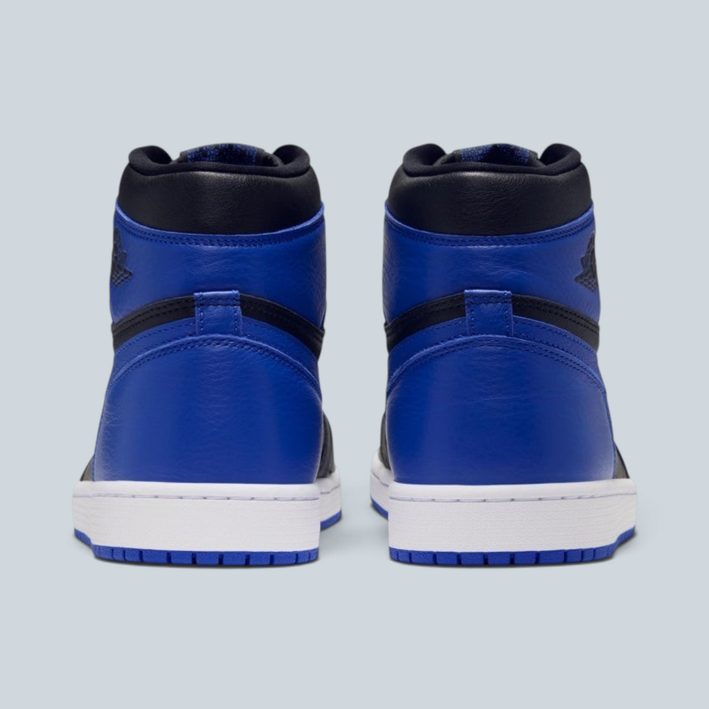 Vue arrière des baskets Saison Air Jordan 1 High OG en cuir noir et bleu royal avec semelle blanche