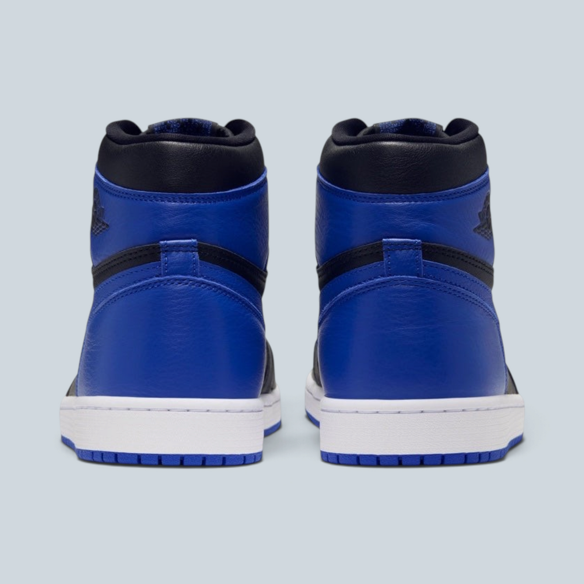 Vue arrière des baskets Saison Air Jordan 1 High OG en cuir noir et bleu royal avec semelle blanche
