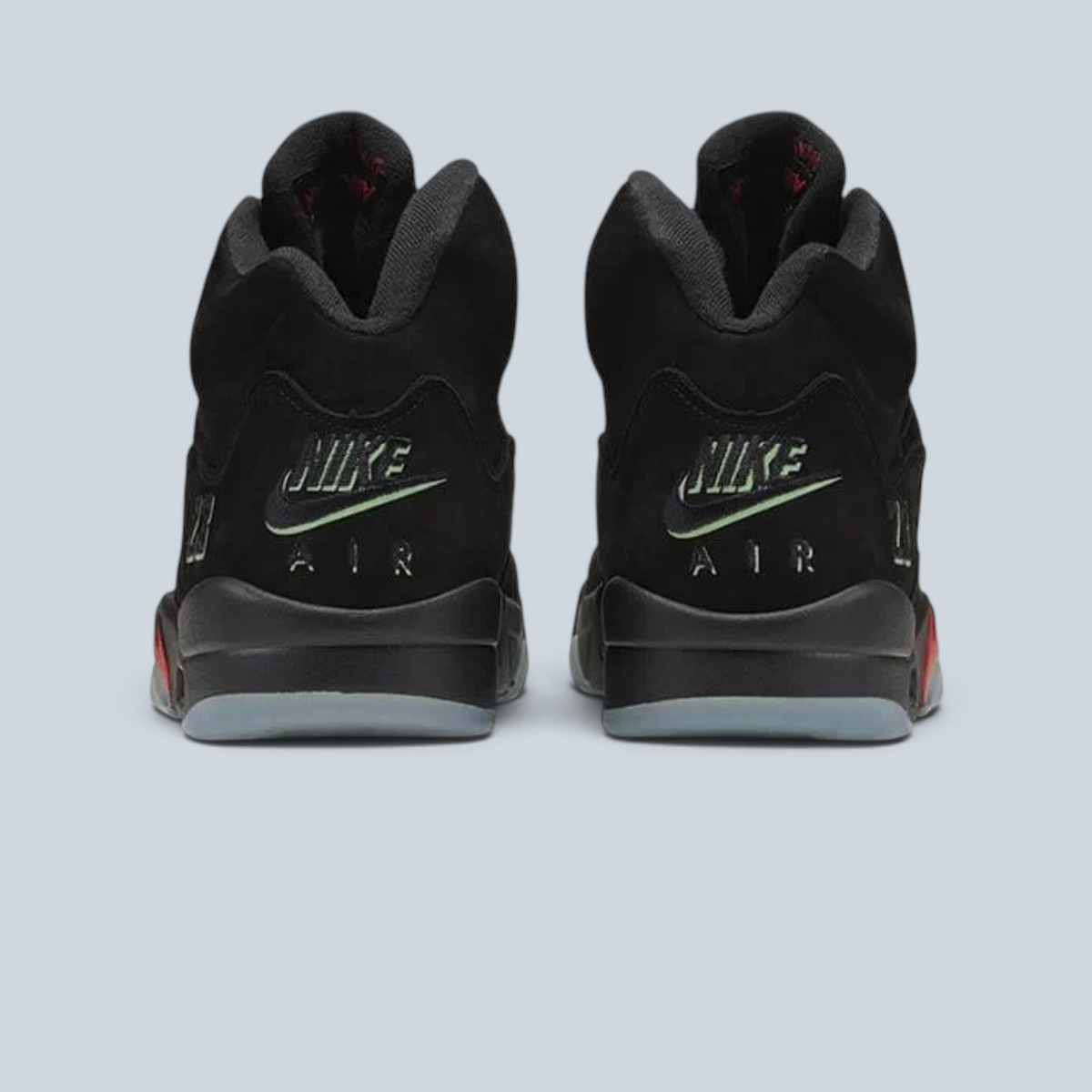 Vue arrière des baskets Saison Air Jordan 5 Retro OG en cuir noir avec détails rouges et logo phosphorescent