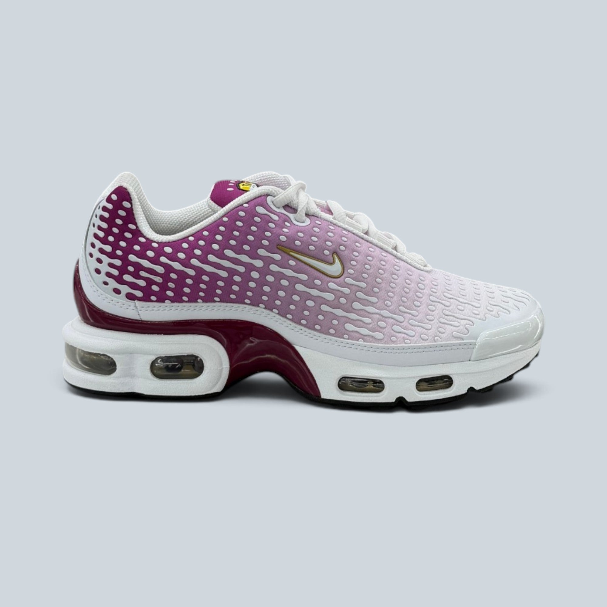 Baskets Saison Air Max Plus VII en mesh dégradé rouge framboise et blanc avec détails dorés et unité Tuned Air