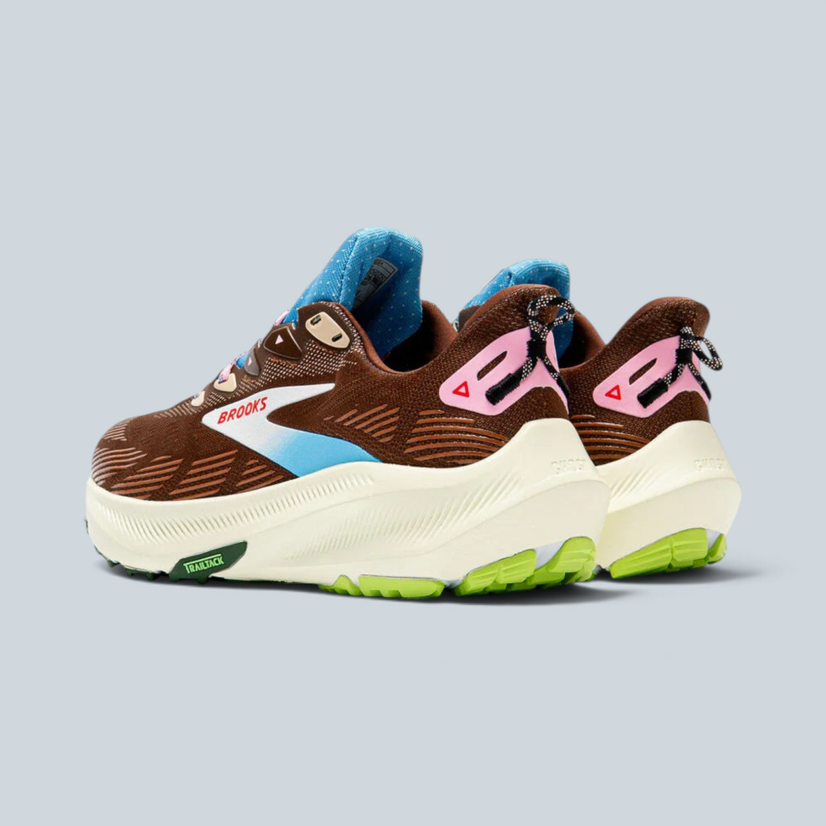 Chaussures de trail Saison Alex Zono x Brooks marron et bleu avec semelle amortissante et détails roses