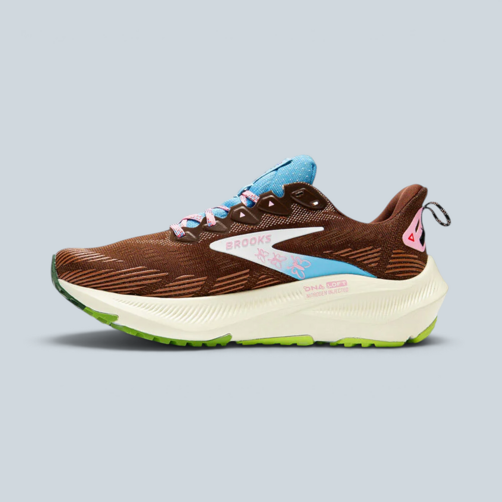 Chaussure de trail Saison Alex Zono x Brooks Ghost marron et bleu avec semelle amortissante et crampons
