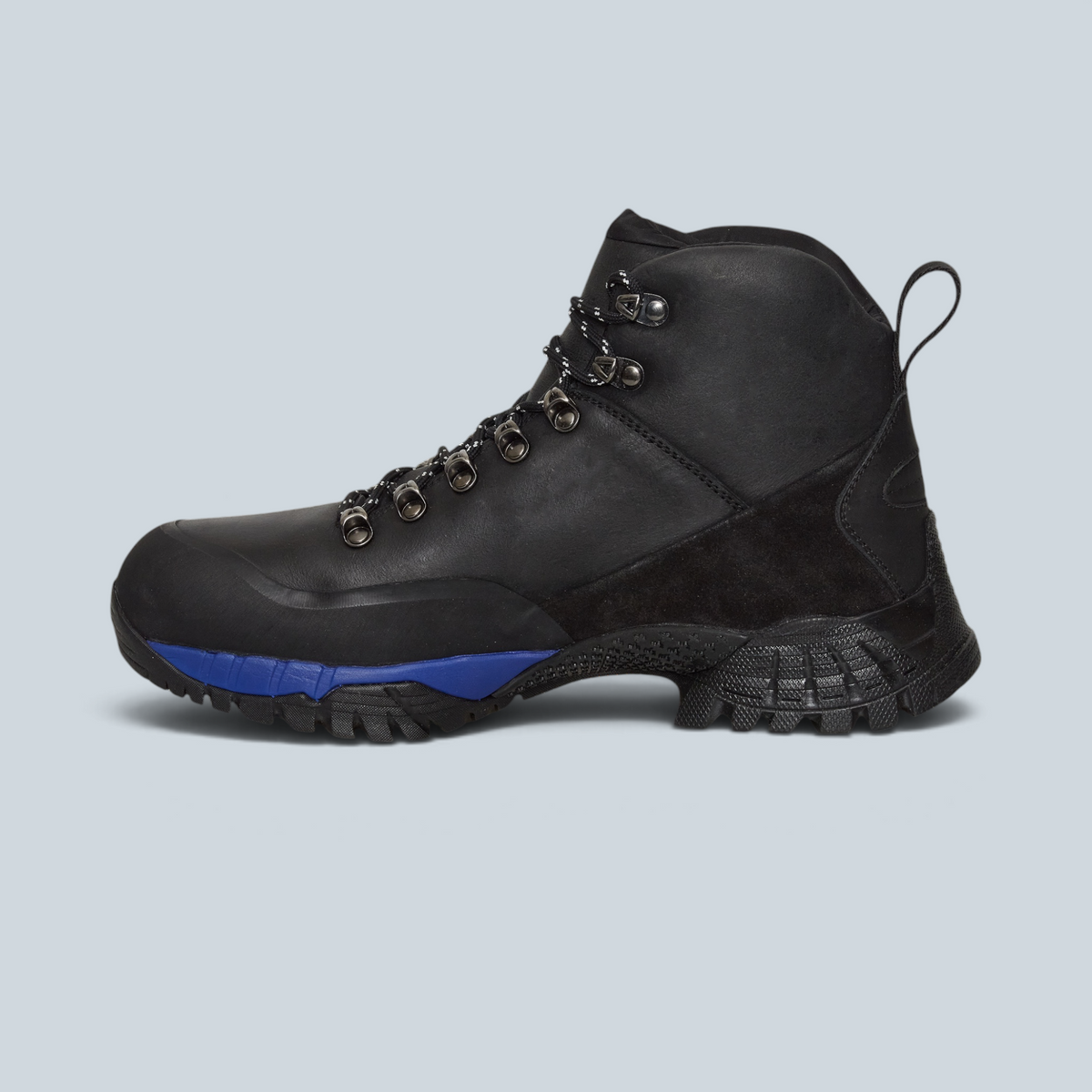 Chaussure de randonnée montante Saison Andreas en cuir noir avec semelle Vibram et détail bleu sur le côté