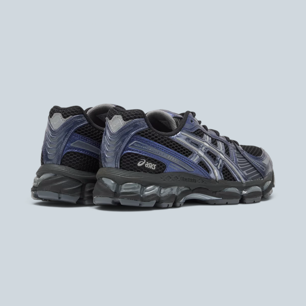 Baskets Saison ASICS GEL-KAYANO 12.1 noires et grises en mesh avec amorti GEL et détails synthétiques, vue arrière