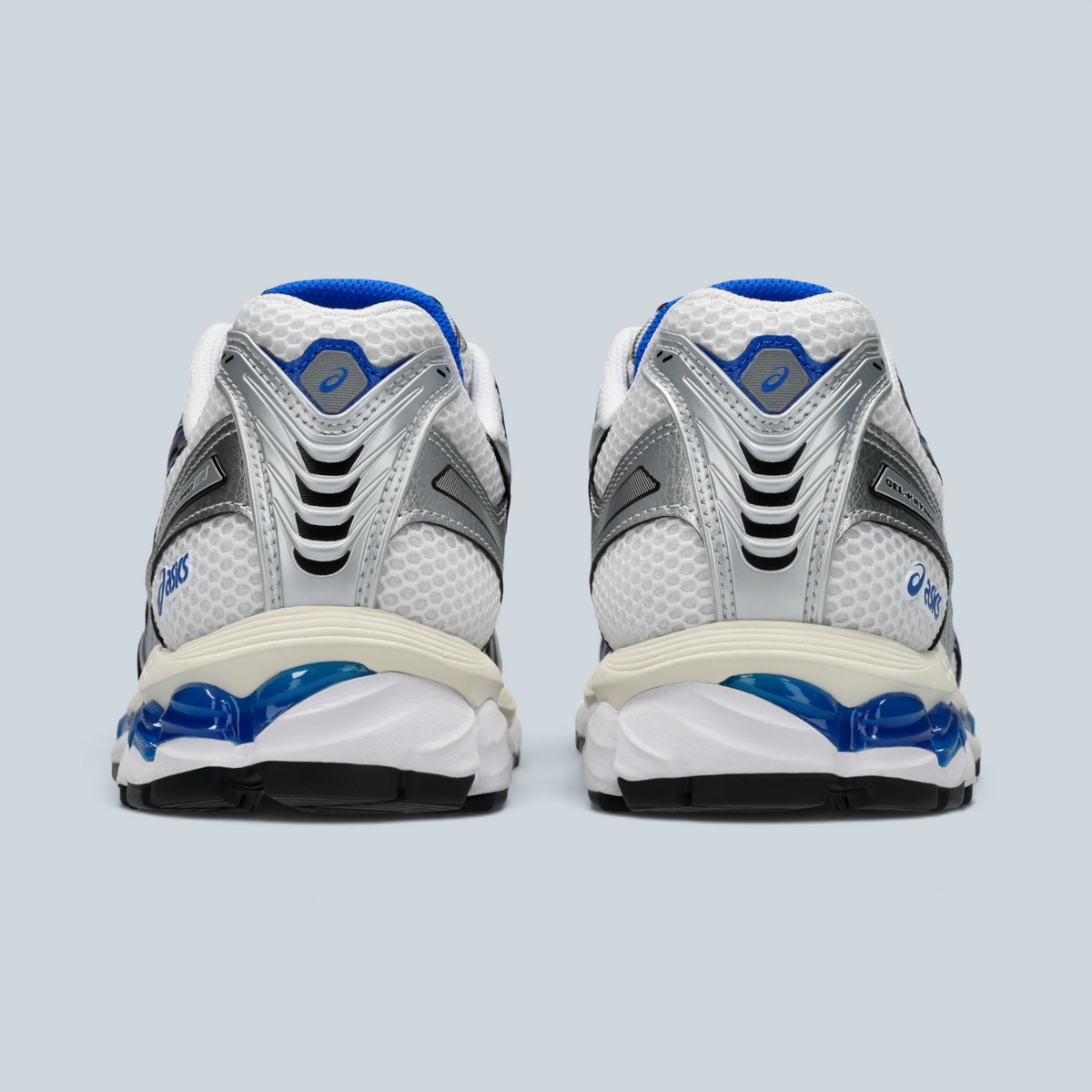 Vue arrière des baskets Saison ASICS GEL-KAYANO 12.1 blanches et noires avec détails argentés et amorti bleu