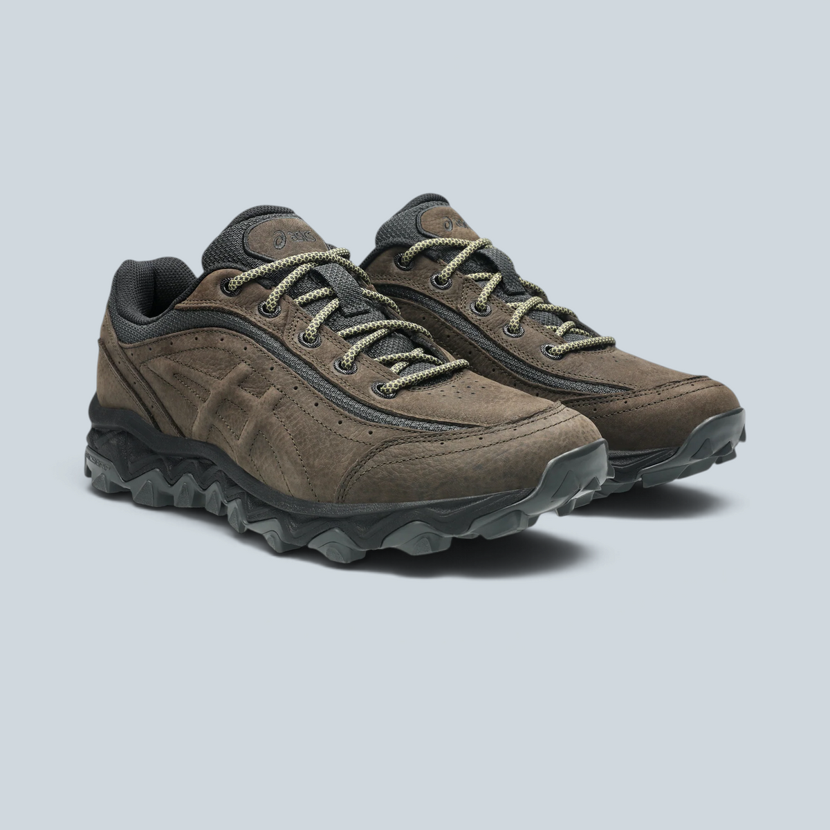 Baskets Saison ASICS GEL TRANSCEND FJ en cuir perforé marron café et gris graphite avec semelle crantée robuste
