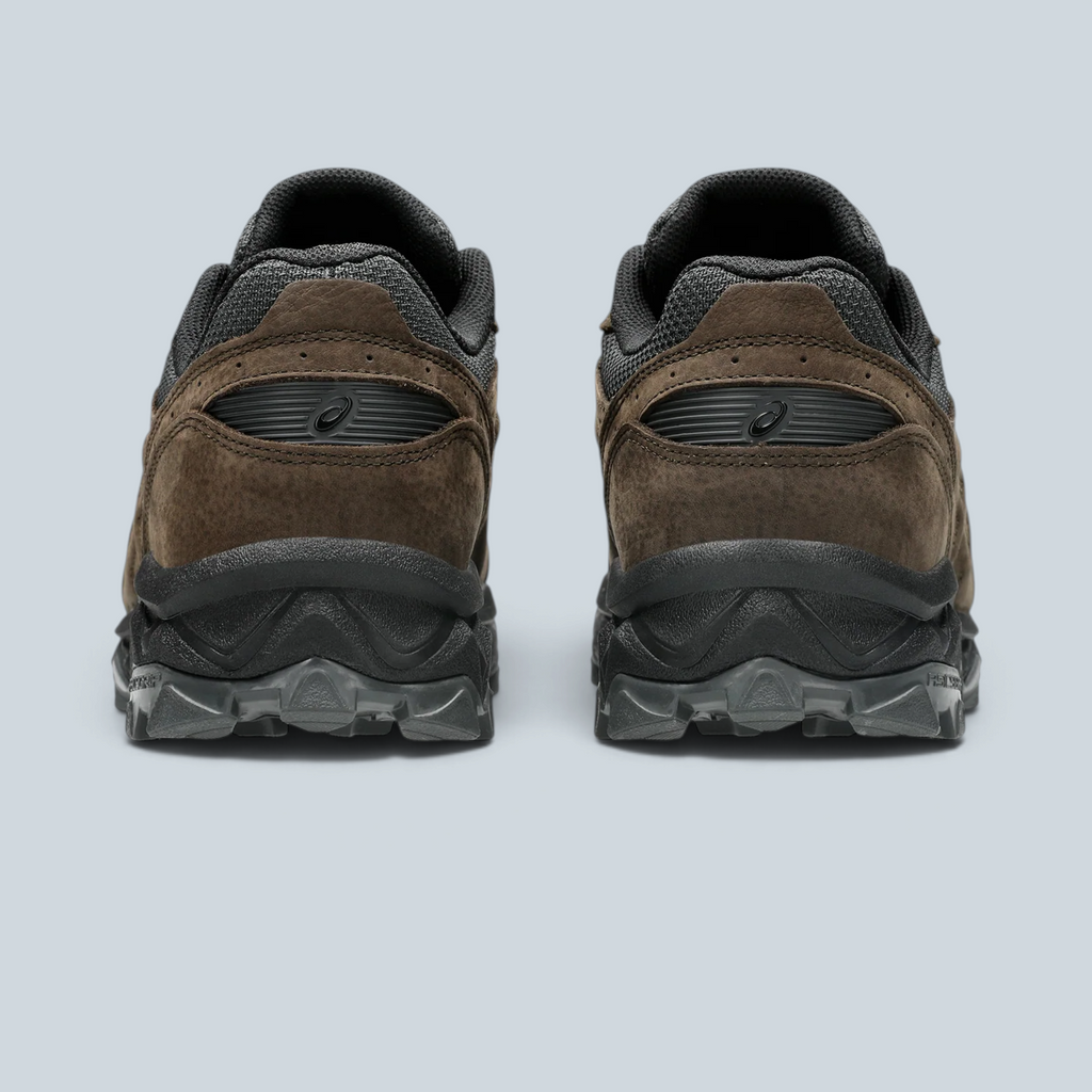 Vue arrière des baskets Saison ASICS GEL TRANSCEND FJ en cuir perforé marron et gris avec semelle crantée robuste