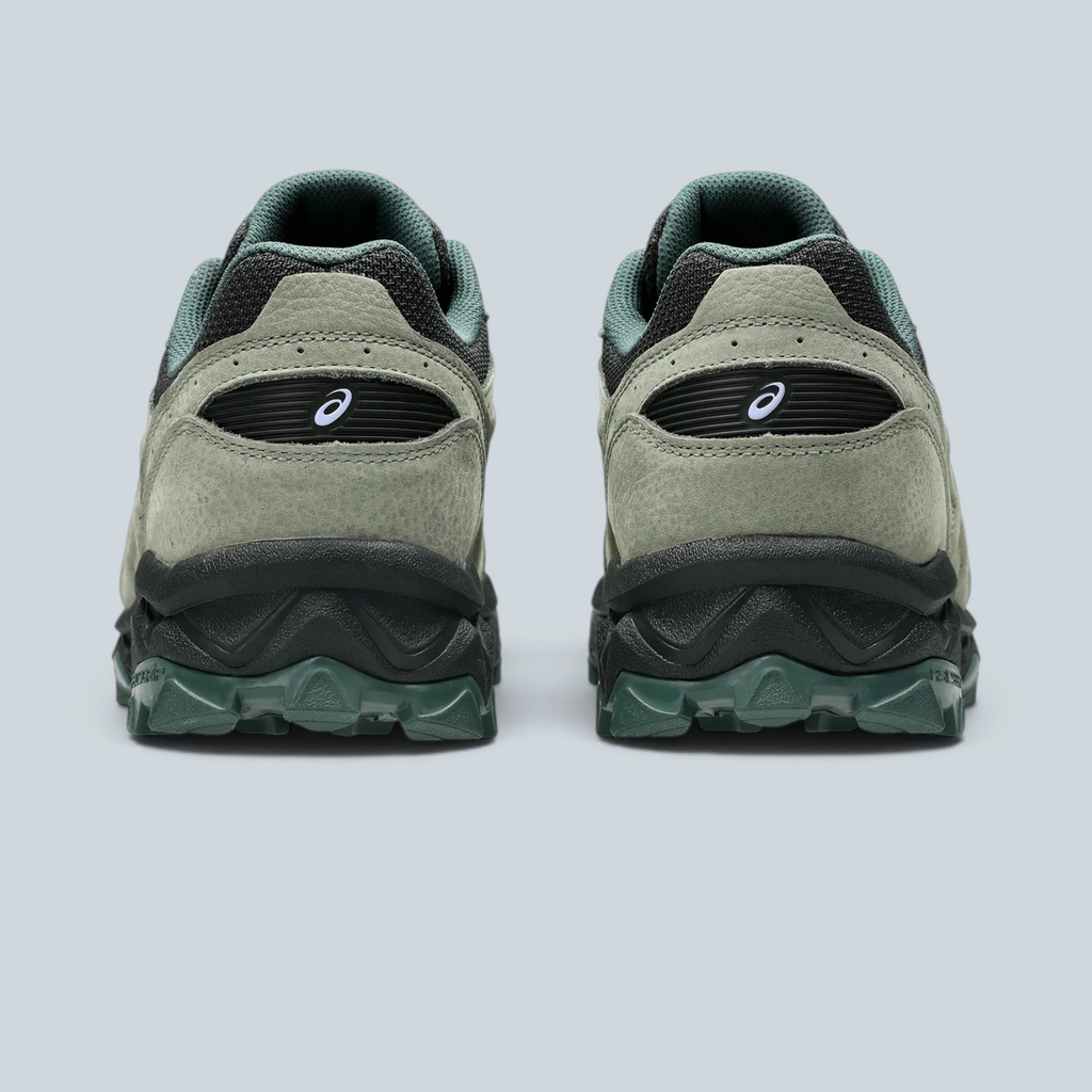 Vue arrière des baskets Saison ASICS GEL TRANSCEND FJ en cuir vert cendré et gris graphite avec semelle crantée