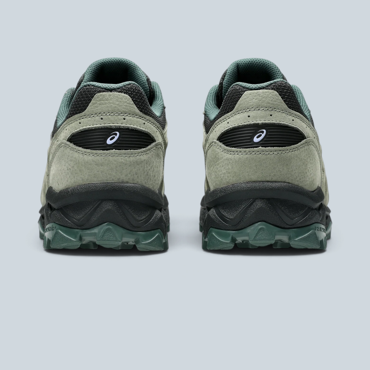 Vue arrière des baskets Saison ASICS GEL TRANSCEND FJ en cuir vert cendré et gris graphite avec semelle crantée