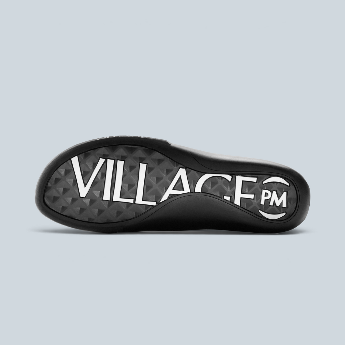 Semelle extérieure noire texturée de la basket Saison 2PM avec le logo VILLAGE PM en blanc
