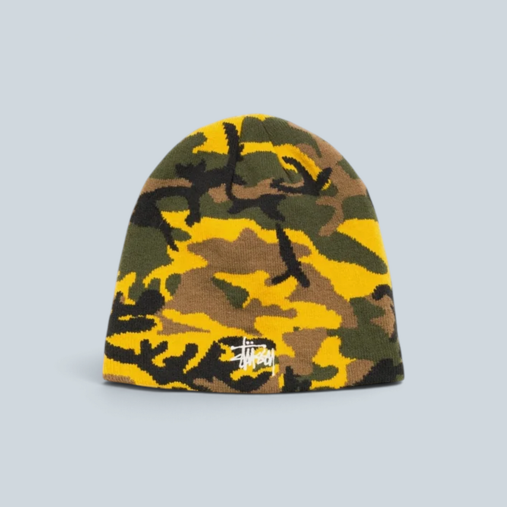 Bonnet Stüssy Basic Jacquard en maille acrylique avec motif camouflage jaune, noir et vert de la marque Saison