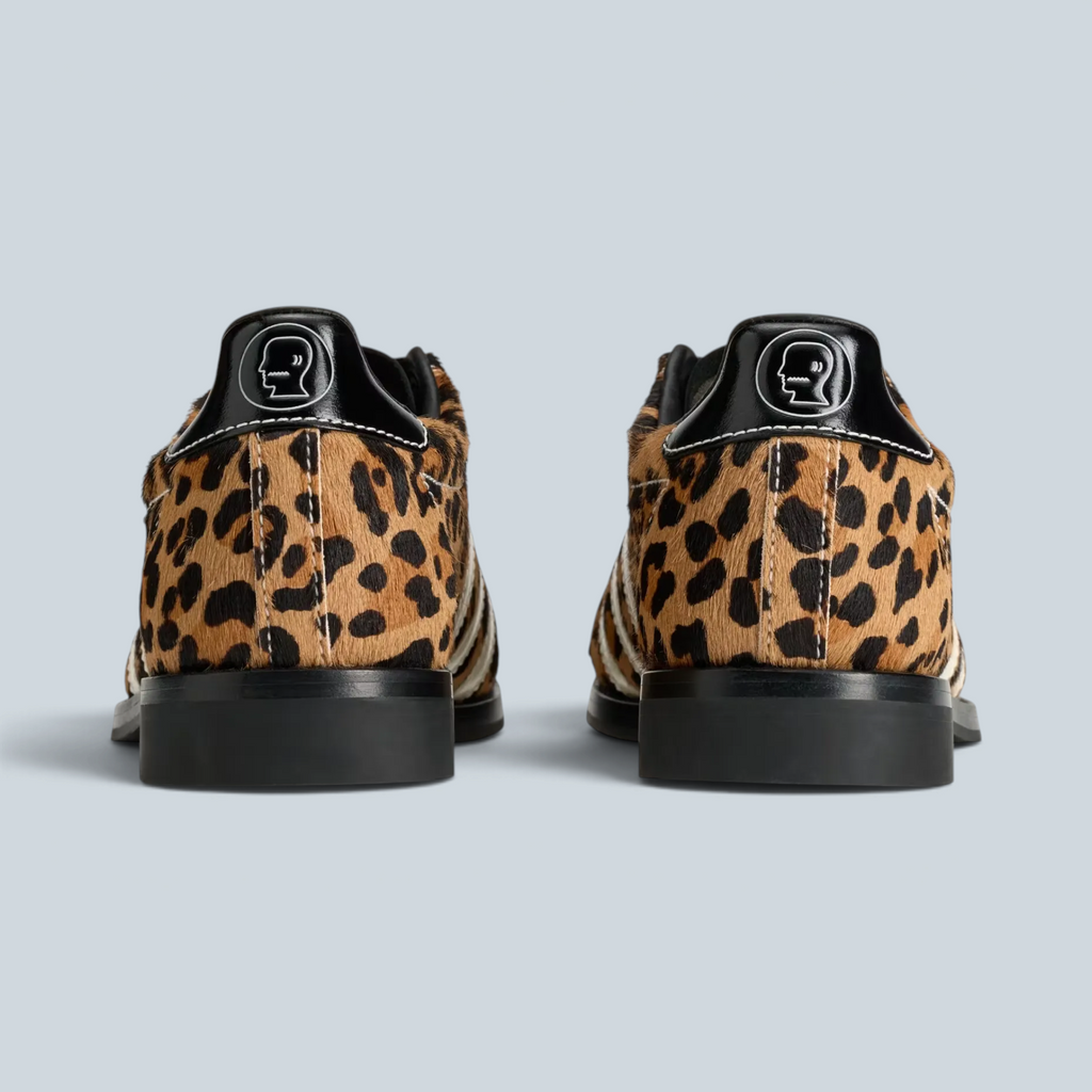 Vue arrière des baskets Saison Brain Dead x adidas Bowling en cuir imprimé léopard avec logo sur le talon noir