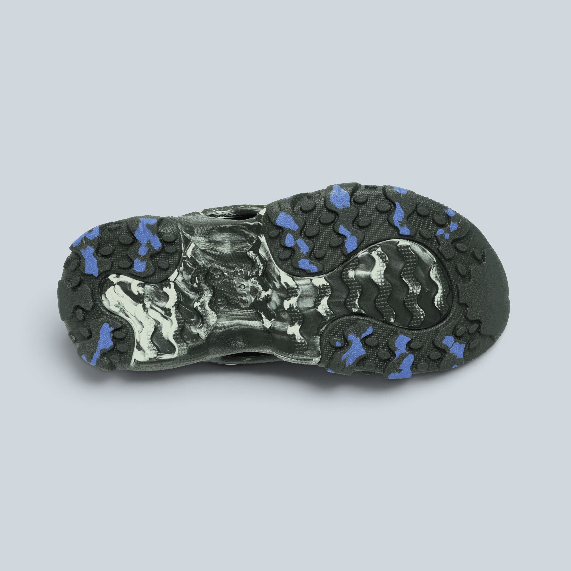 Semelle extérieure en caoutchouc de la chaussure de trail Saison Brain Dead x Crocs avec motif camouflage et bleu