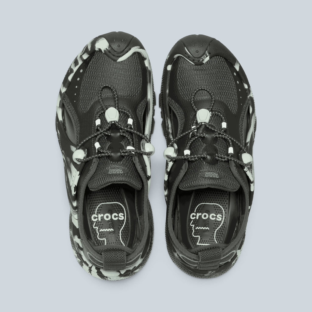Baskets Saison Brain Dead x Crocs Trailbreak 2 en ripstop et mesh vert foncé avec motif camouflage et laçage rapide
