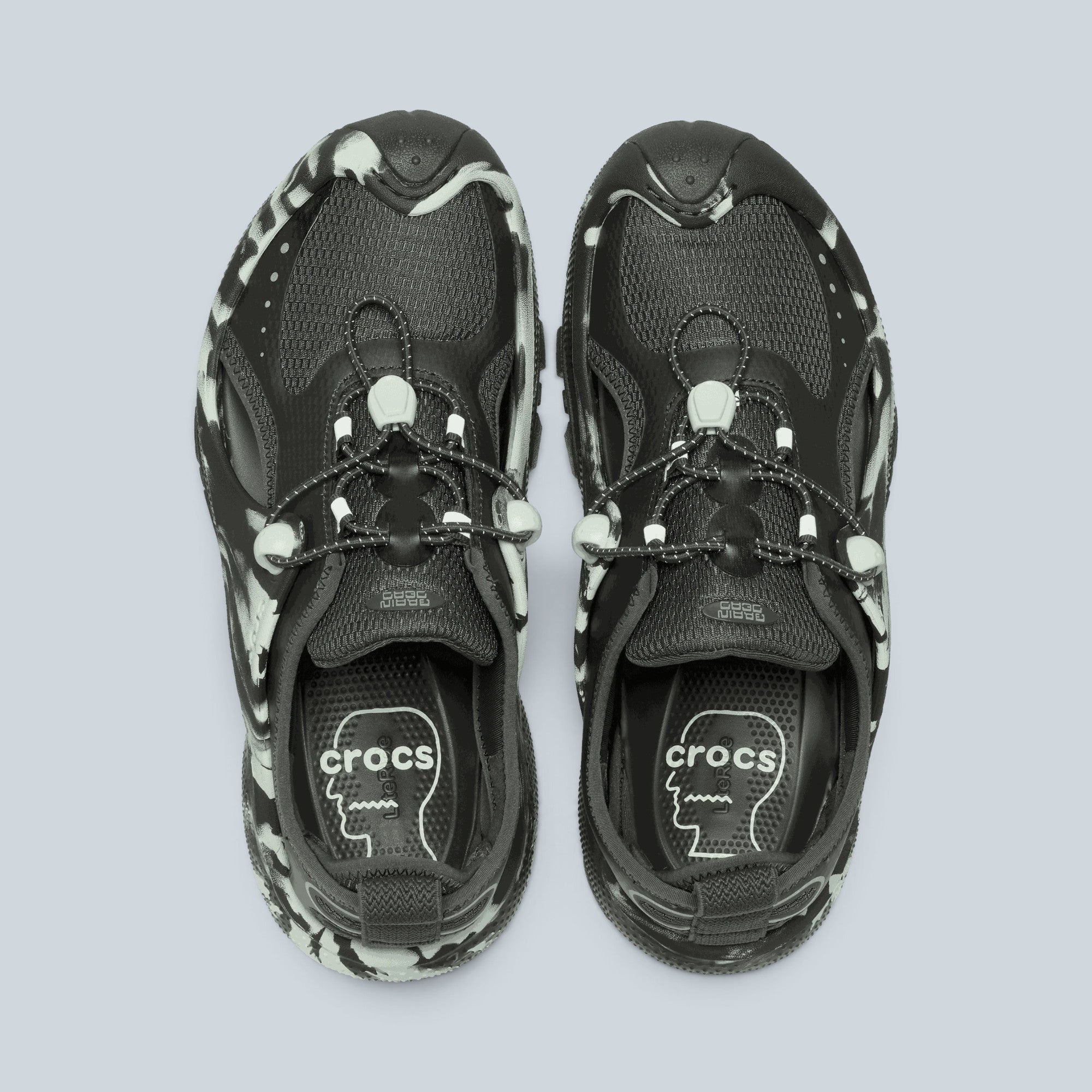 Baskets Saison Brain Dead x Crocs Trailbreak 2 en ripstop et mesh vert foncé avec motif camouflage et laçage rapide