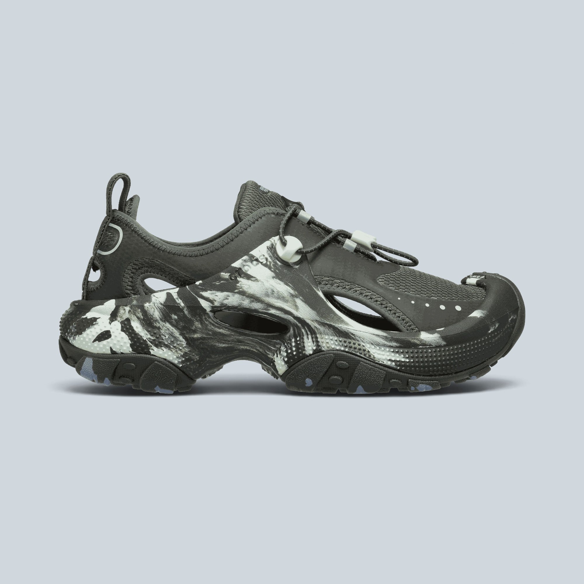 Baskets Saison Brain Dead x Crocs Trailbreak 2 vert profond et multicolore avec tige en ripstop et mesh respirant