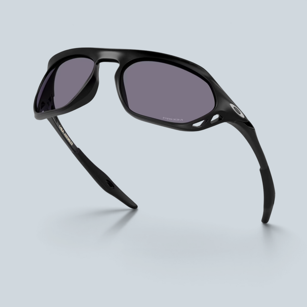 Lunettes de soleil Saison Cage Jacket avec monture noire mate et verres gris Prizm au design enveloppant des années 90